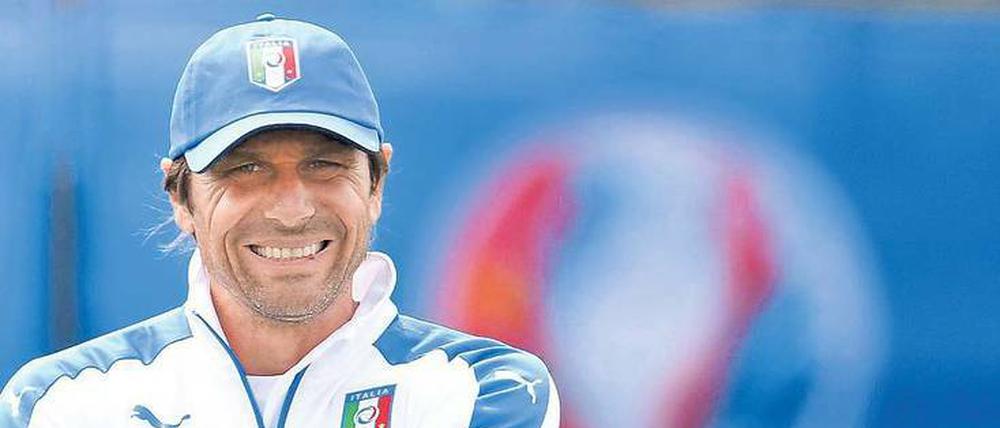 Blau ist die Hoffnung. Seine Mannschaft hatte niemand auf der Rechnung: Italiens Antonio Conte.