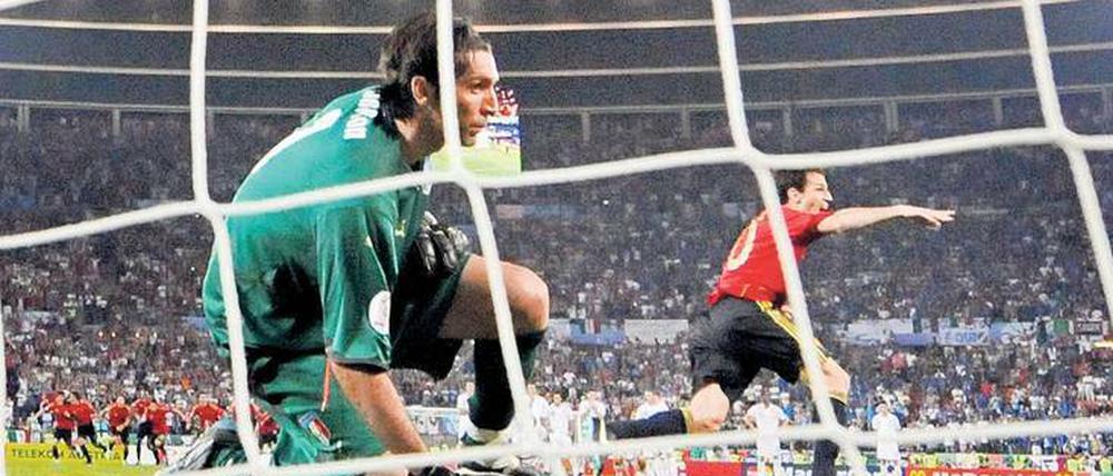 Machtwechsel. Die Spanier feiern 2008 den EM-Viertelfinalsieg nach Elfmeterschießen gegen Gianluigi Buffon und Italien.