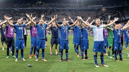 Island hält den Triumph - das 2:1 gegen England - in die Höhe. Iceland’s on fire, nananananana!