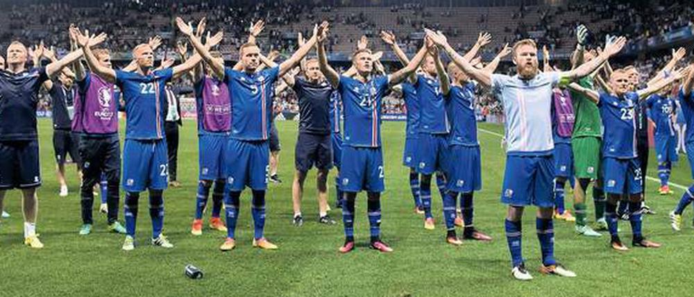 Island hält den Triumph - das 2:1 gegen England - in die Höhe. Iceland’s on fire, nananananana!