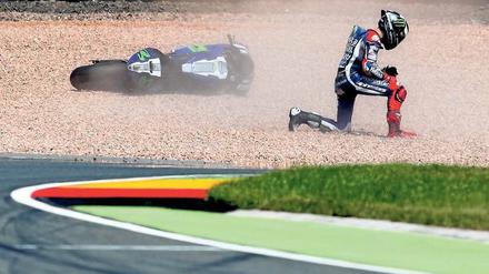 Im Kies. Der spanische MotoGP-Fahrer Jorge Lorenzo stürzte am Wochenende auf dem Sachsenring drei Mal.