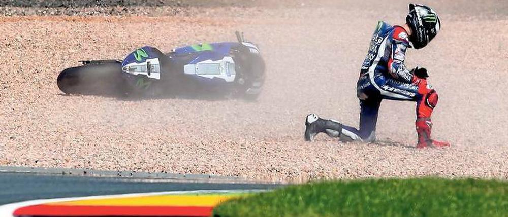 Im Kies. Der spanische MotoGP-Fahrer Jorge Lorenzo stürzte am Wochenende auf dem Sachsenring drei Mal.