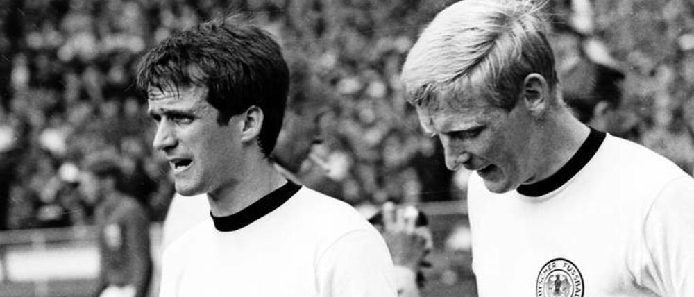 Die Frisur sitzt noch. Wolfgang Overath und Karl-Heinz Schnellinger betreten den Platz im Wembley Stadion. Foto: Imago/Baumann