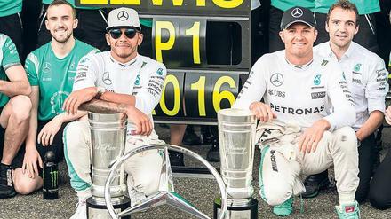 Zwei Lächler, zwei Pokale, aber nur ein Gewinner. Hamilton (l.) zeigte Rosberg wieder einmal die Grenzen auf.