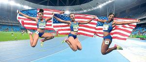 So haben es die US-Amerikaner am liebsten. Gold, Silber und Bronze für ihre Athleten. Hier feiern die 100-Meter-Hürdensprinterinnen Kristi Castlin (l.), Brianna Rollins und Nia Ali (r.) ihren Dreifachtriumph mit voller Beflaggung. 