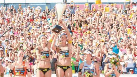 Sonnenköniginnen. Laura Ludwig (l.) und Kira Walkenhorst gewannen in Timmendorfer Strand ihren dritten Deutschen Meistertitel in Folge.
