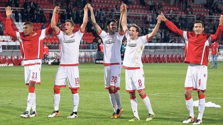So sehen Sieger aus. Unions Spieler feiern nach dem 1:0-Erfolg in Würzburg. Foto: Imago/foto2press