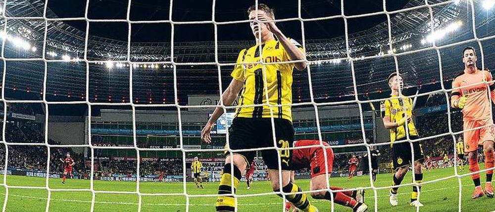 Und der ist auch noch drin. Dortmunds Matthias Ginter steht geschlagen im Tor, Hernandez hat das 2:0 für Bayer erzielt. 