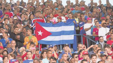 Beifall für die Fremden. Im März dieses Jahres gastierten die Baseballer der Tampa Bay Ray in Havanna. Auch Barack Obama und Raul Castro schauten zu. 