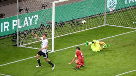 Habe die Ehre! Thomas Müller grüßt das Hamburger Publikum nach seinem Tor zum 3:0. 