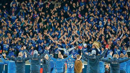 Blau und gut. In ihrer Hauptstadt Reykjavik fegten die Isländer nun auch die Türkei mit 2:0 vom Platz. Das Stadion war selbstverständlich ausverkauft. Foto: AFP/Gudjonsson