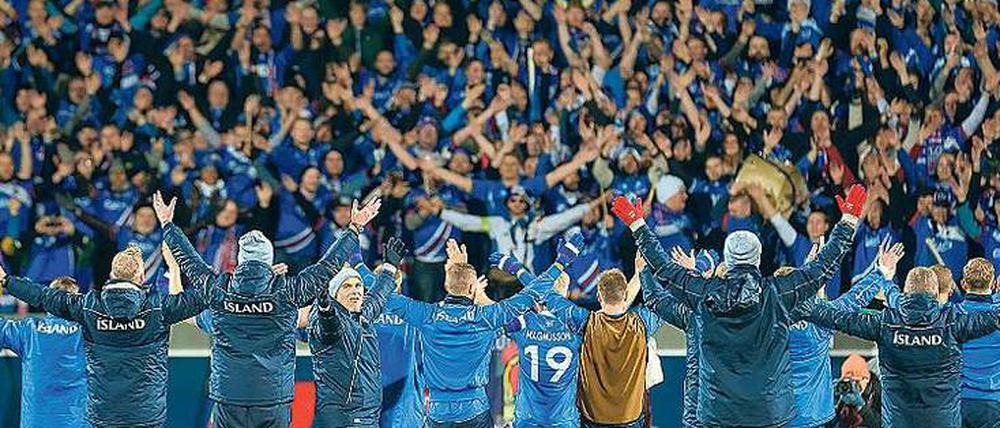 Blau und gut. In ihrer Hauptstadt Reykjavik fegten die Isländer nun auch die Türkei mit 2:0 vom Platz. Das Stadion war selbstverständlich ausverkauft. Foto: AFP/Gudjonsson