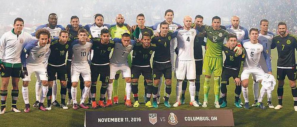 Eine Mauer für Mexiko. Vor dem Anpfiff stellte sich die US-Mannschaft gemeinsam mit dem Gegner aus dem Nachbarland zum Mannschaftsfoto auf. 