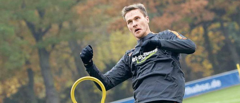 Lässt sich aushalten. Seitdem Hertha die Trainingskabinen umgestaltet hat, hält sich Sebastian Langkamp deutlich länger an seinem Arbeitsplatz auf. 