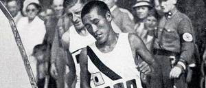 Auf dem Weg in die Geschichtsbücher: Son Kee Chung auf der Marathonstrecke, hinter ihm der spätere britische Silbermedaillengewinner Ernest Harper.