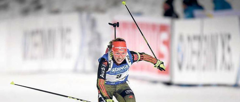Schwungvoll zum Erfolg. Laura Dahlmeier führt mit großem Vorsprung den Biathlon-Gesamtweltcup an. „Sie ist einfach außergewöhnlich talentiert. Ihre mentale Stärke ist enorm“, sagt Bundestrainer Gerald Hönig über die 23-Jährige. Foto: AFP/Aimo-Koivisto