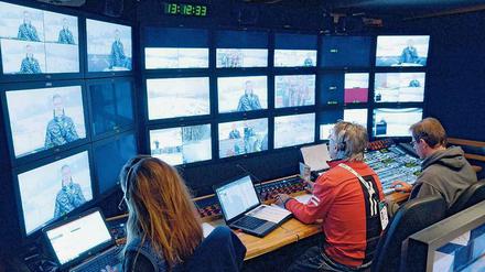 Schaltzentrale der Biathlon-Sendungen. Im Übertragungswagen führt Regisseur Rainer Rosenbaum (Zweiter von links) die Fernsehzuschauer durch die Rennen.
