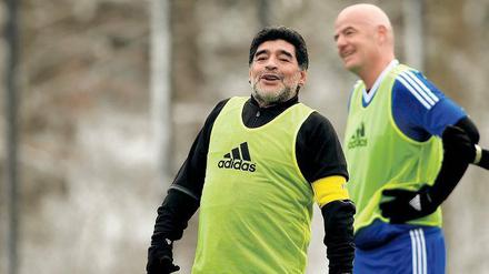 Fußballkönige unter sich. Diego Maradona (links) kickte am Montag mit Fifa-Präsident Gianni Infantino in Zürich und schwärmte danach von einer 48er-WM. Foto: Reuters/Wiegmann