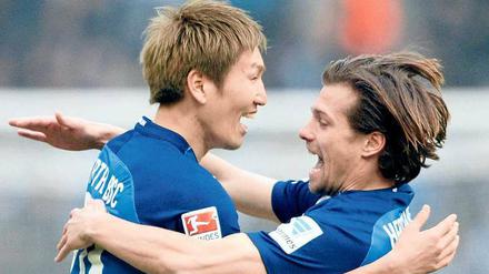 So sehen Sieger aus. Valentin Stocker (rechts) freut sich mit Genki Haraguchi über dessen frühes Tor gegen den FC Ingolstadt, das das Spiel entschieden hat.