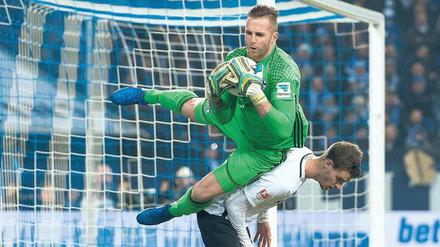 Aufrichten, Hertha! Was bei Schalke nicht gelang, hier Torwart Ralf Fährmann gegen Sebastian Langkamp, muss nachgeholt werden. Jetzt kommen die Bayern. 