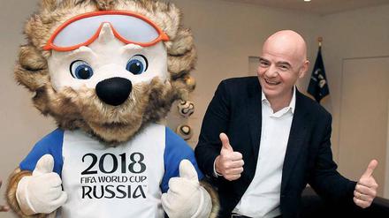 Gianni Infantino begeht an diesem Sonntag sein einjähriges Jubiläum als Fifa-Chef. Der Schweizer findet das gut – was Russlands Maskottchen für die WM 2018, der Wolf Zabivaka, dazu denkt, ist nicht überliefert.