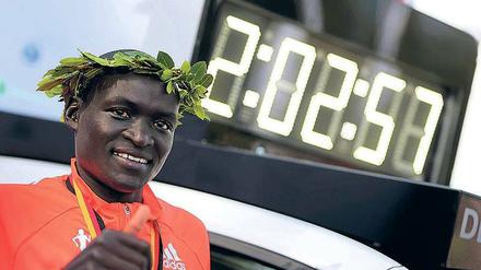 Der Kenianer Dennis Kimetto 2014 nach seinem Weltrekordlauf in Berlin. 