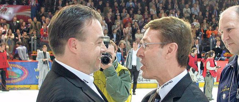 Glückwunsch auf Französisch. Der Kanadier Stéphane Richer (links) gratuliert Landsmann Pierre Pagé 2005 zum Titel, rechts Berlins Co-Trainer Don Jackson. 