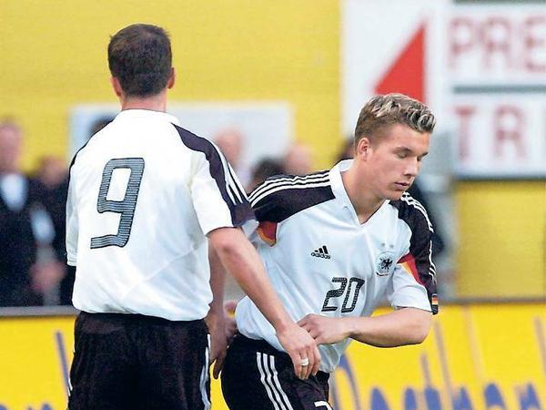 Augen zu und durch: Am 6. Juni 2004 wird Podolski für Fredi Bobic eingewechselt. Es ist das erste von bisher 129 Länderspielen. 