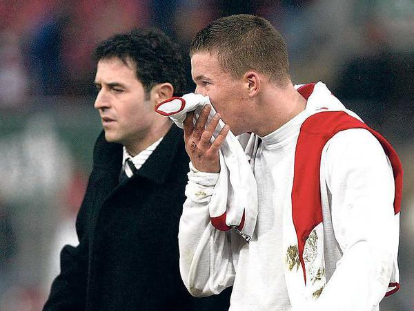Podolski und sein damaliger Trainer Marcel Koller im Jahr 2004. 