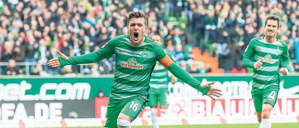 Eindeutig im Mittelpunkt. Werder Bremens Zlatko Junuzovic erzielte das erste Tor und war wesentlich an den Treffern zwei und drei beteiligt. Foto: Imago/Nordphoto