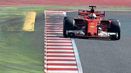 Wohin des Wegs? Sebastian Vettel will mit Ferrari eine deutlich bessere Saison hinlegen als zuletzt. Zum Auftakt fuhr er beim Qualifying zum Großen Preis von Australien hinter dem Briten Lewis Hamilton im Mercedes auf Platz zwei.