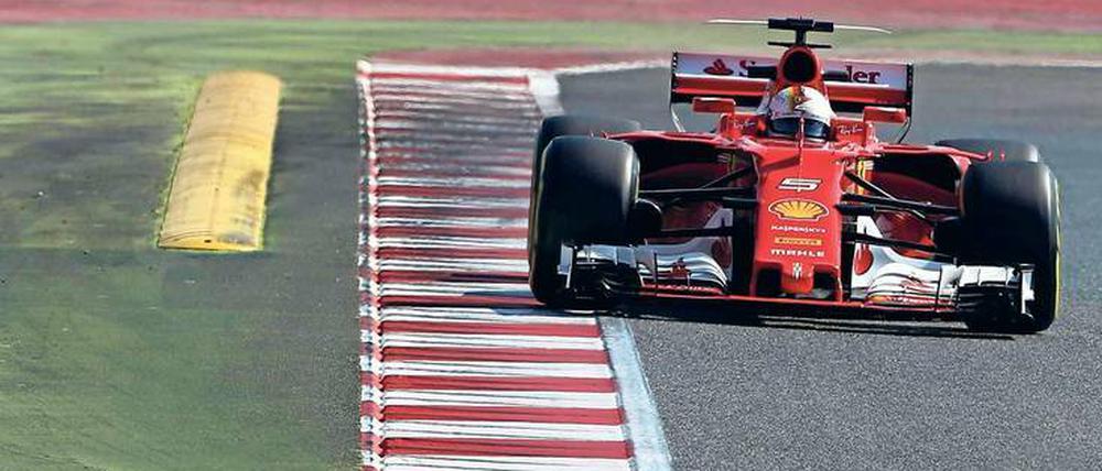 Wohin des Wegs? Sebastian Vettel will mit Ferrari eine deutlich bessere Saison hinlegen als zuletzt. Zum Auftakt fuhr er beim Qualifying zum Großen Preis von Australien hinter dem Briten Lewis Hamilton im Mercedes auf Platz zwei.