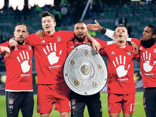 Routinierte Feierlichkeiten. Bayerns Spieler freuen sich auf Münchner Art über den erneuten Meistertitel.