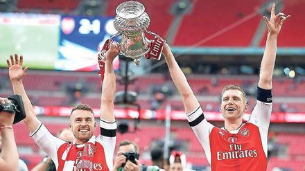 Trostpflaster. Arsenal spielt erstmals seit 20 Jahren nicht in der Champions League, dafür durften sich Aaron Ramsey und Per Mertesacker (r.) über den FA Cup freuen. 