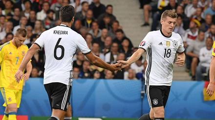 In Sami Khedira und Toni Kroos stehen sich zwei aus dem Herzzentrum der deutschen WM-Elf gegenüber.