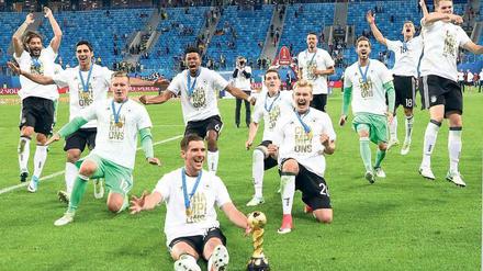 Jubeln wie die Weltmeister. Leon Goretzka (mit Pokal) und seine deutschen Teamkollegen wollen auch 2018 zum WM-Kader gehören. 