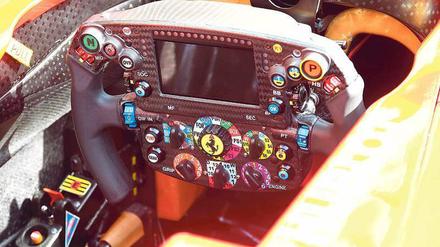 Vom Purismus zur Playstation. Aus ästhetischer Perspektive hat das aktuelle Cockpit des Toro Rosso (sie Bild weiter unten) gegen jenes des Ferrari 375 von 1951 keine Chance. Dennoch würde heute kaum ein Formel-1-Fahrer ein Rennen mit dem eleganten Ferrari 375 bestreiten wollen. Die Rennwagen von einst waren ein einziges Sicherheitsrisiko. 