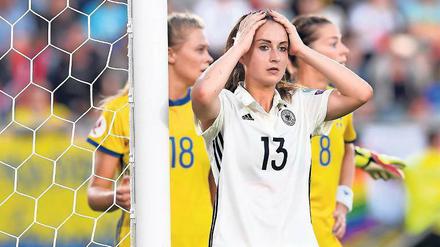 Nicht zu fassen. Ein paar Chancen zum Sieg ließen die deutschen Frauen wie hier Sara Däbritz gegen Schweden aus. Andersherum war das aber auch der Fall. Foto: Jaspersen/dpa