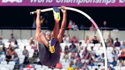 Maximale Biegung. Raphael Holzdeppe hatte große Verletzungsprobleme im vergangenen Jahr. In London glaubt er an eine Medaille – und sogar an sechs Meter. 