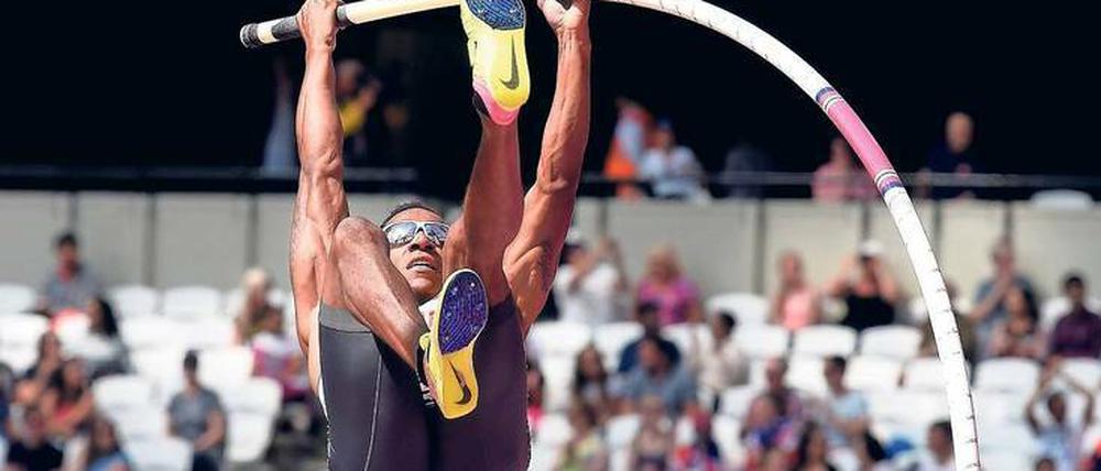 Maximale Biegung. Raphael Holzdeppe hatte große Verletzungsprobleme im vergangenen Jahr. In London glaubt er an eine Medaille – und sogar an sechs Meter. 