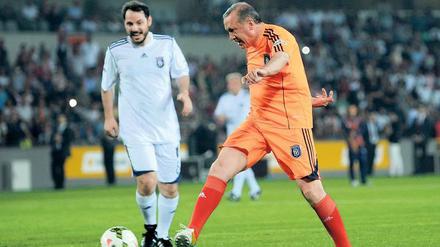 Hauptsache gewinnen. Recep Tayyip Erdogan kickt bei der Stadioneröffnung von Istanbul Basaksehir vor drei Jahren.
