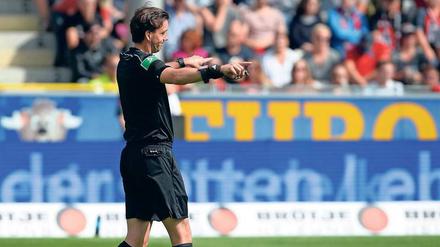 Noch im Spiel. Manuel Gräfe pfiff am Sonntag das Bundesliga-Spiel zwischen dem SC Freiburg und Eintracht Frankfurt. 
