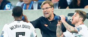 In seinem Element. Liverpools Trainer Jürgen Klopp instruiert seine Spieler Georginio Wijnaldum und Alberto Moreno. 