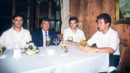 Gemütliche Runde. Jupp Heynckes (rechts), 72, in seiner Zeit als Trainer bei Athletic Bilbao. 1992 wechselte der gebürtige Mönchengladbacher erstmals ins Baskenland. Es war seine erste Station im Ausland. 2001 übernahm er den Klub ein zweites Mal. 