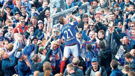 Tim Siedschlag feiert im Mai mit den Kieler Fans den Aufstieg in die Zweite Liga.
