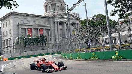 Blick für das Besondere. Sebastian Vettel verfügt über ein extrem großes Aufnahmepotenzial. So konnte er auch während des Trainings für den Großen Preis von Singapur viele wichtige Dinge wahrnehmen, ohne sich ablenken zu lassen. Foto: Roslan Rahman/AFP