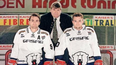 Viel Funk. Vater Lorenz mit seinen Söhnen Lorenz Junior (li.) und Florian. Später spielte auch noch sein Neffe Andreas Brockmann für die Eisbären. 