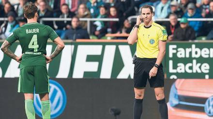 Schiri, wir hören nichts. Vielleicht braucht es bald keine Referees in der Bundesliga mehr, weil alle Spiele in Köln vom Bildschirm aus geleitet werden.