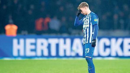 Große Güte! Herthas Mitchell Weiser kann nicht fassen, wie das Spiel gegen Eintracht Frankfurt verloren ging.