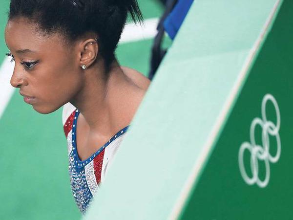Stimmen im Kopf. Die viermalige Olympiasiegerin Simone Biles soll vom langjährigen US-Teamarzt Larry Nassar sexuell missbraucht worden sein. 